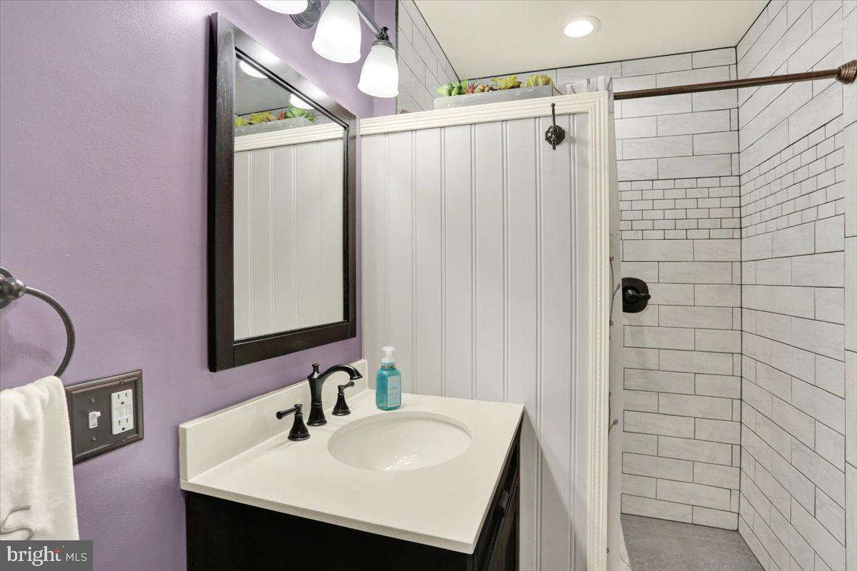 200 Haag Road Reading, PA 19606 - Photo 22 of 80 Full hall bathroom