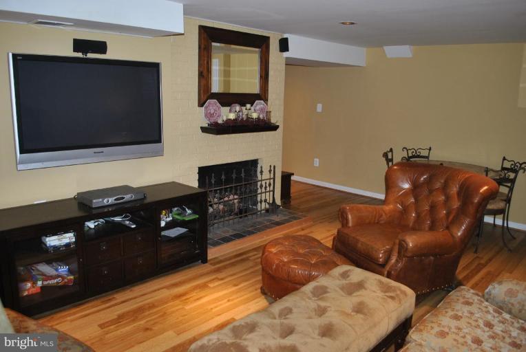 210 Whitestone Road Silver Spring, MD 20901 - Photo 2 of 22 Gas fireplace