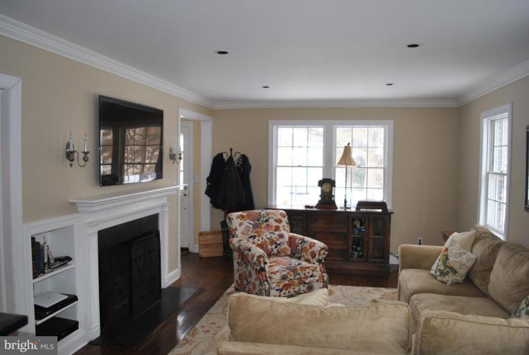 210 Whitestone Road Silver Spring, MD 20901 - Photo 3 of 22 Living Room