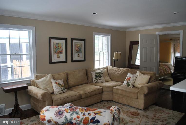 210 Whitestone Road Silver Spring, MD 20901 - Photo 4 of 22 Living Room #2