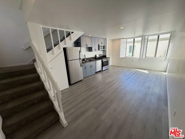 $3,850 | 14 Mast Street, Unit 2, Marina del Rey, CA 90292