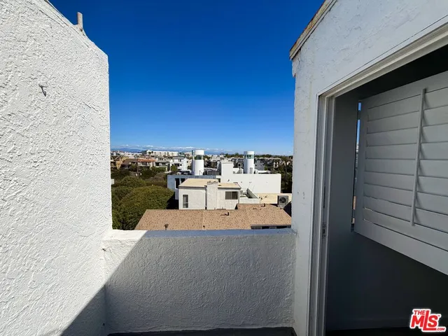 $3,850 | 14 Mast Street, Unit 2, Marina del Rey, CA 90292