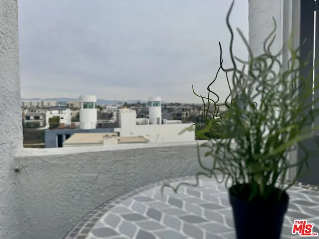 $3,850 | 14 Mast Street, Unit 2, Marina del Rey, CA 90292