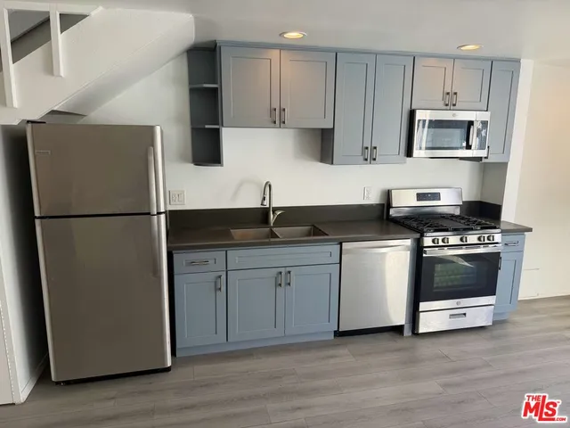 $3,850 | 14 Mast Street, Unit 2, Marina del Rey, CA 90292