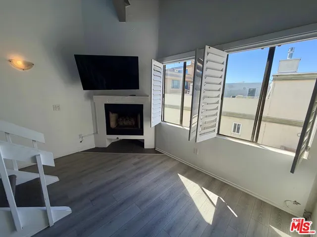 $3,850 | 14 Mast Street, Unit 2, Marina del Rey, CA 90292