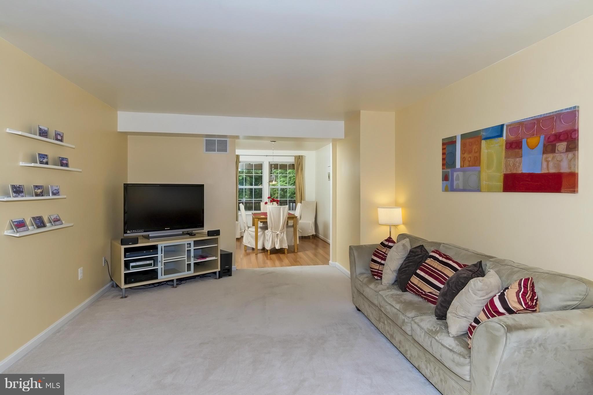 2122 Frederick Road Baltimore, MD 21228 - Photo 5 of 25 Living Room