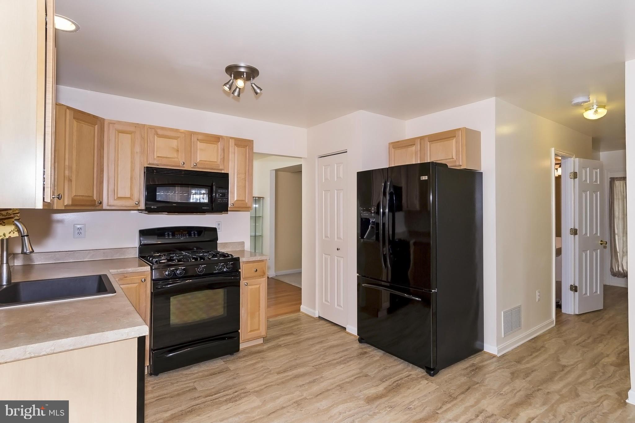 2122 Frederick Road Baltimore, MD 21228 - Photo 9 of 25 Kitchen