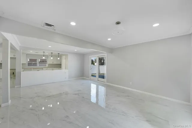 en empty room with windows and pillars in it