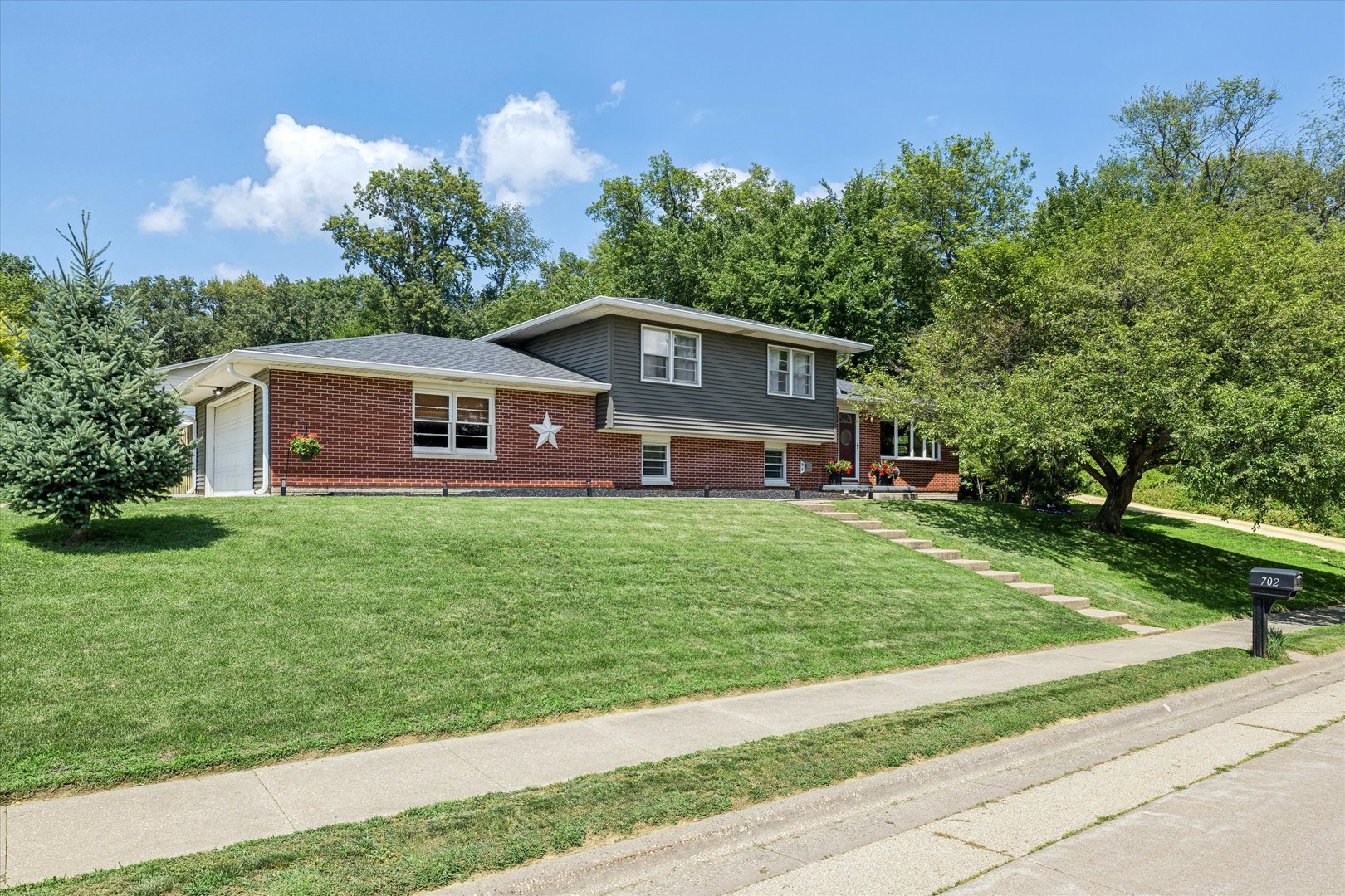 702 15th Avenue Northwest Clinton, IA 52732 - Photo 1 of 48