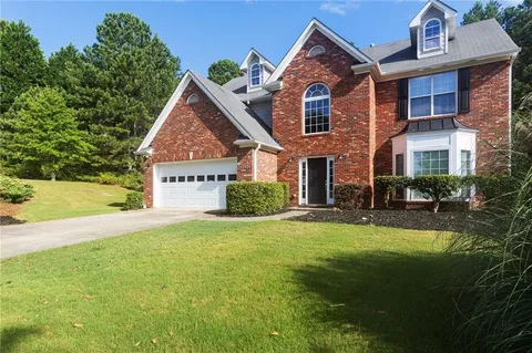 a view of an house with backyard and garden
