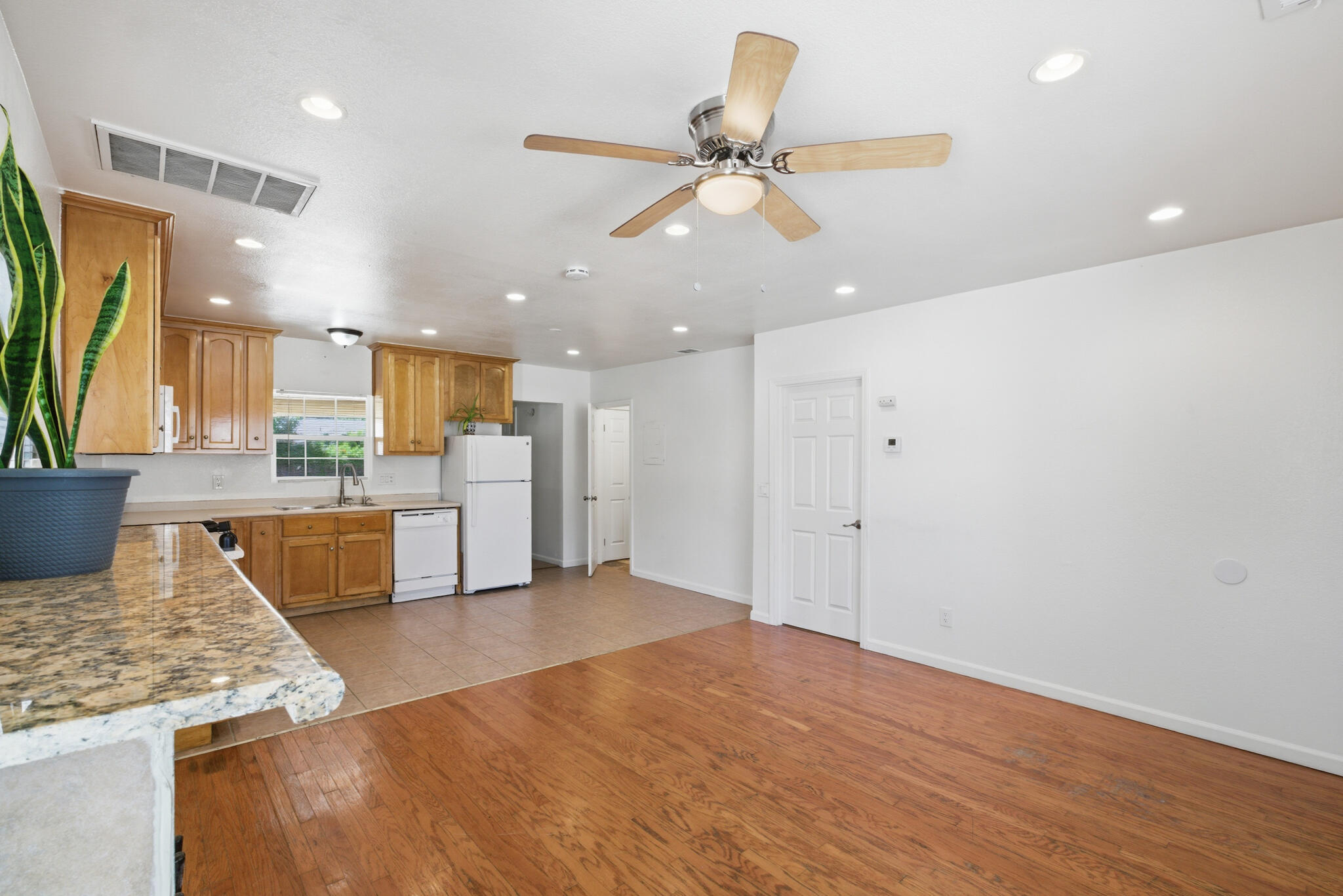 723 South Locust Street Visalia, CA 93277 - Photo 6 of 27