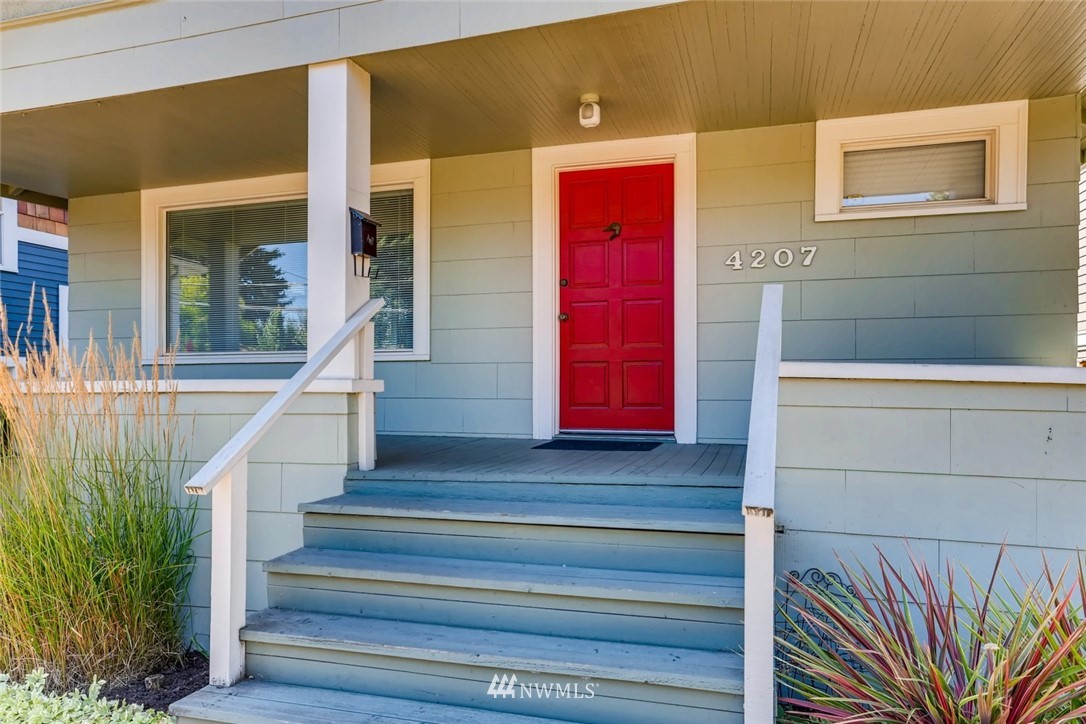 4207 Interlake Avenue North Seattle, WA 98103 - Photo 2 of 25 Gallery Image 2