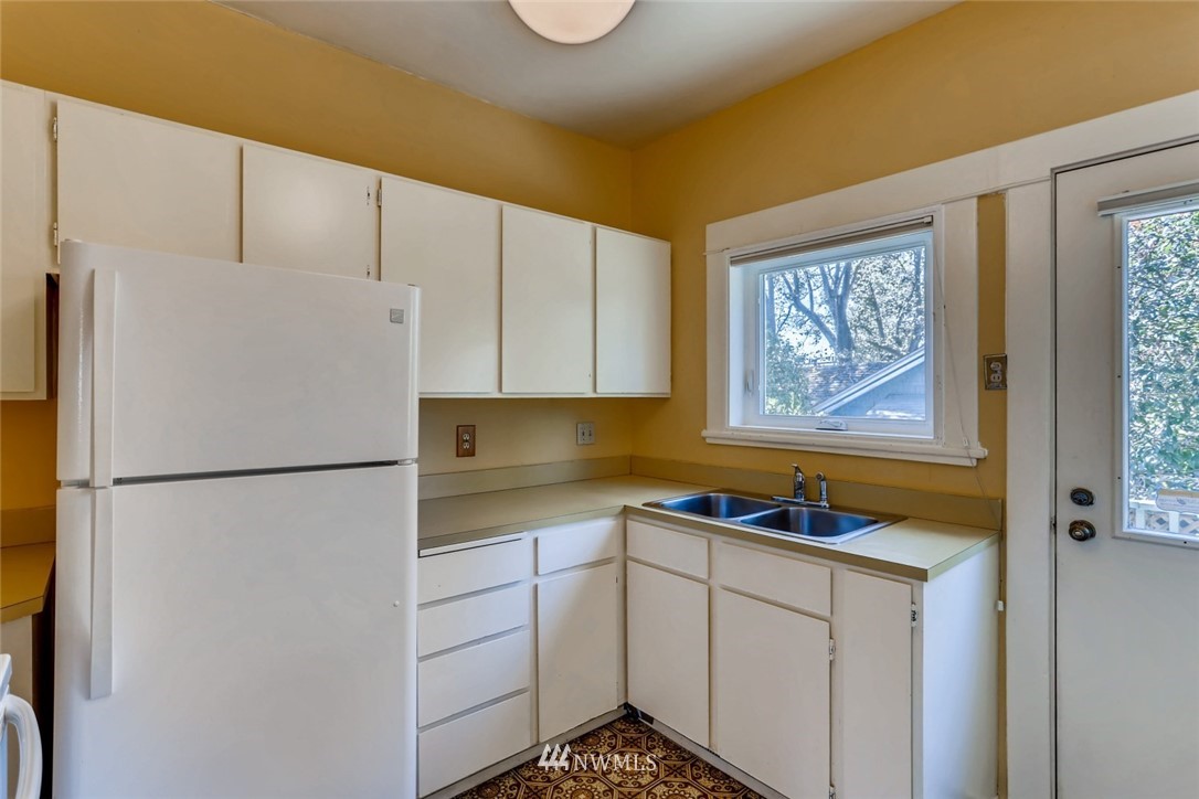 4207 Interlake Avenue North Seattle, WA 98103 - Photo 11 of 25 Gallery Image 11