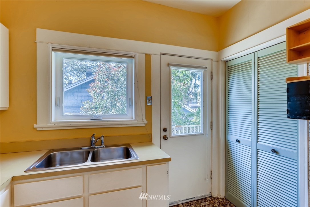 4207 Interlake Avenue North Seattle, WA 98103 - Photo 14 of 25 Gallery Image 14