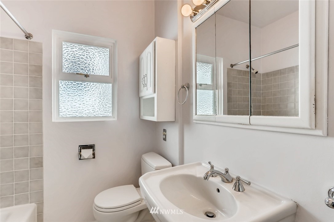 4207 Interlake Avenue North Seattle, WA 98103 - Photo 17 of 25 Gallery Image 17