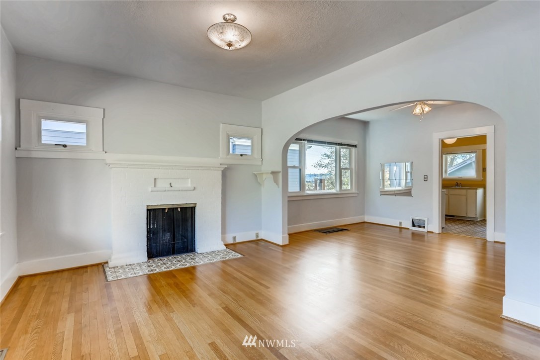 4207 Interlake Avenue North Seattle, WA 98103 - Photo 3 of 25 Gallery Image 3