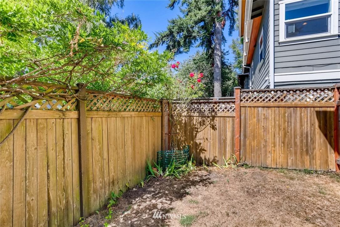 4207 Interlake Avenue North Seattle, WA 98103 - Photo 25 of 25 Gallery Image 25