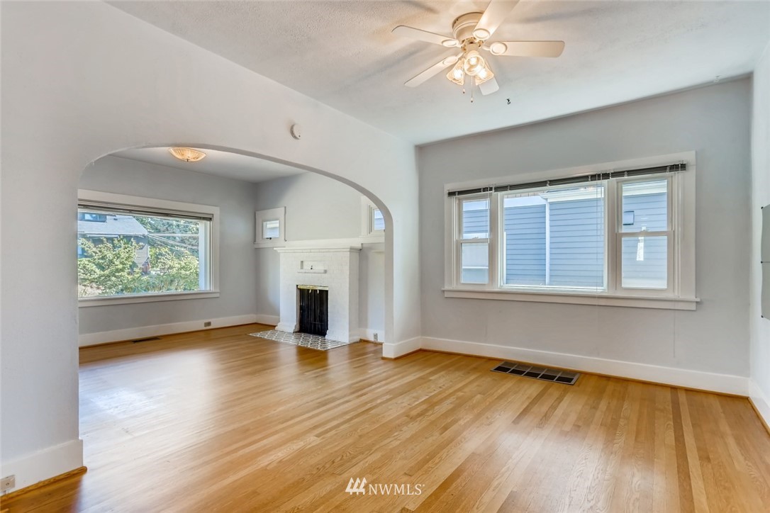 4207 Interlake Avenue North Seattle, WA 98103 - Photo 9 of 25 Gallery Image 9