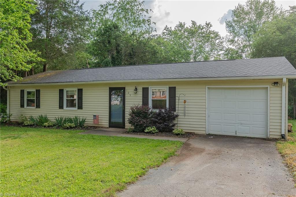 105 Locust Road King, NC 27021 - Photo 4 of 28