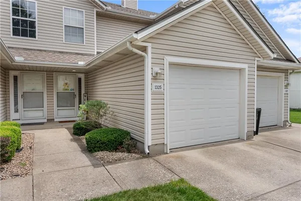 $185,000 | 1325 Southeast Norwood Drive, Lee's Summit, MO 64081