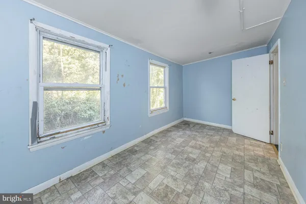 a view of empty room with window