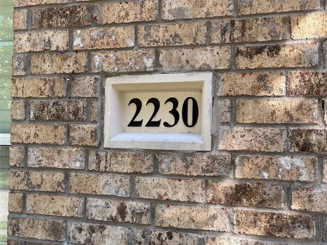 a sign that is on the side of a brick wall