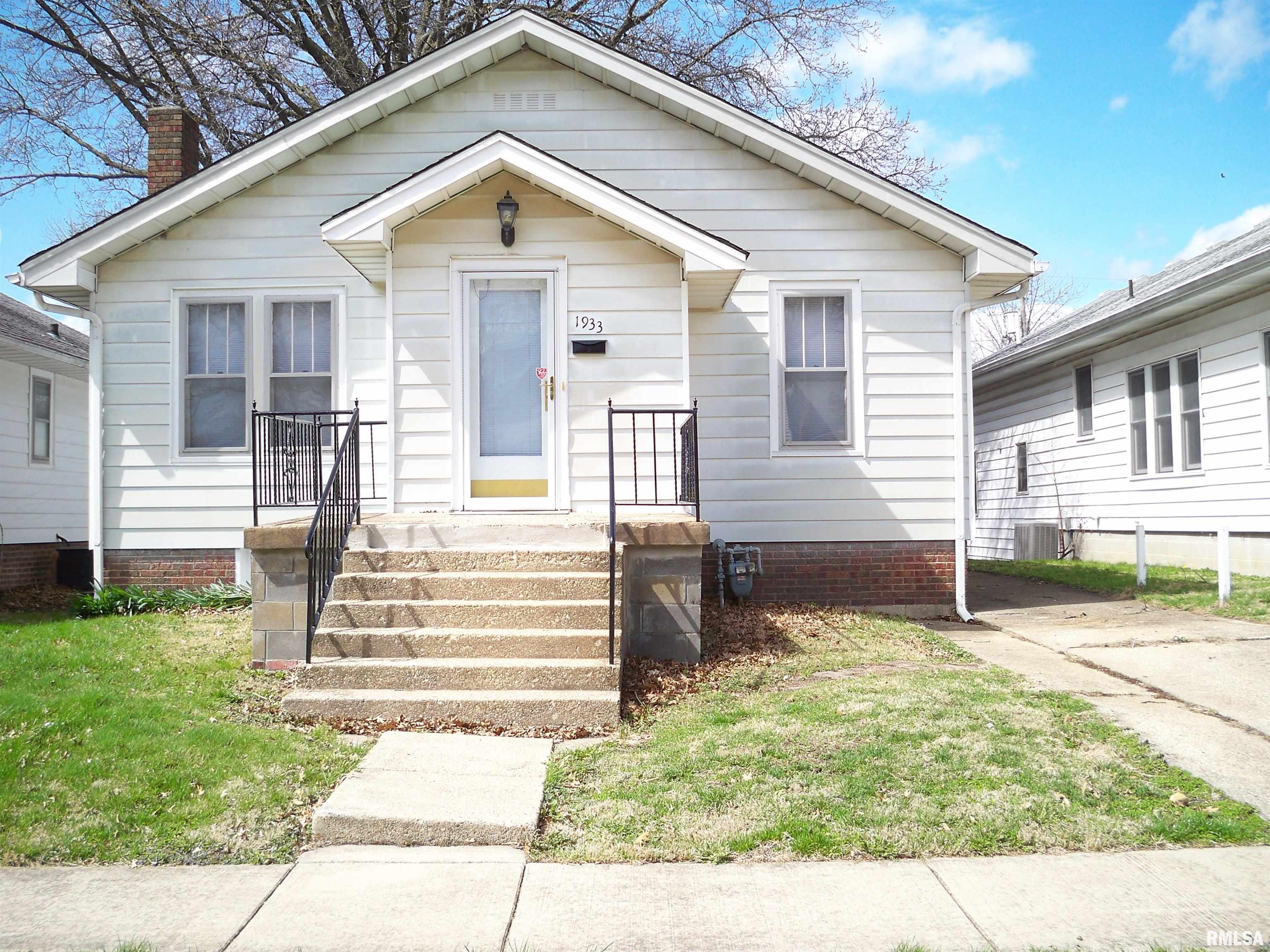 1933 South Pasfield Street Springfield, IL 62704 - Photo 1 of 26 Gallery Image 1