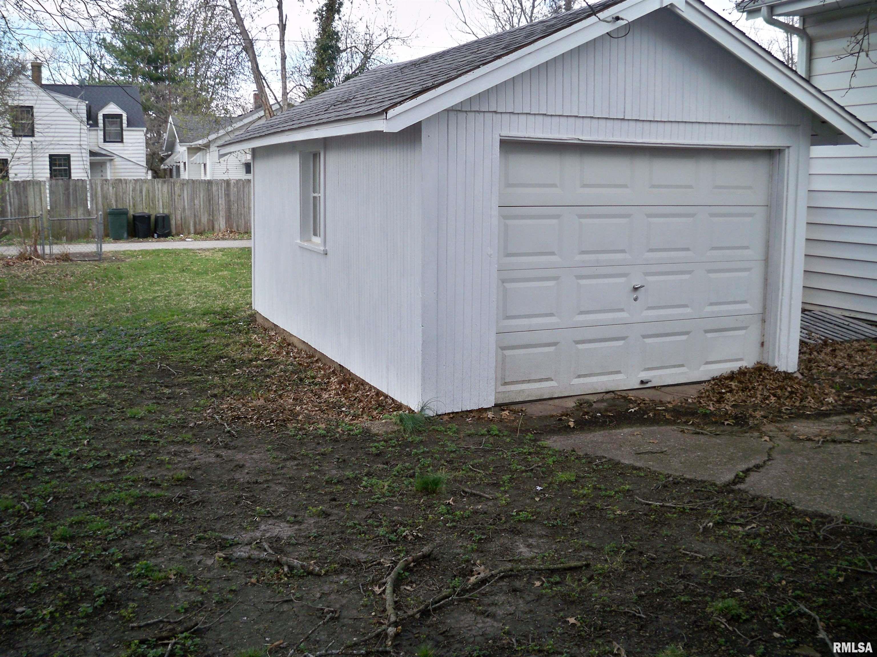 1933 South Pasfield Street Springfield, IL 62704 - Photo 2 of 26 Gallery Image 2