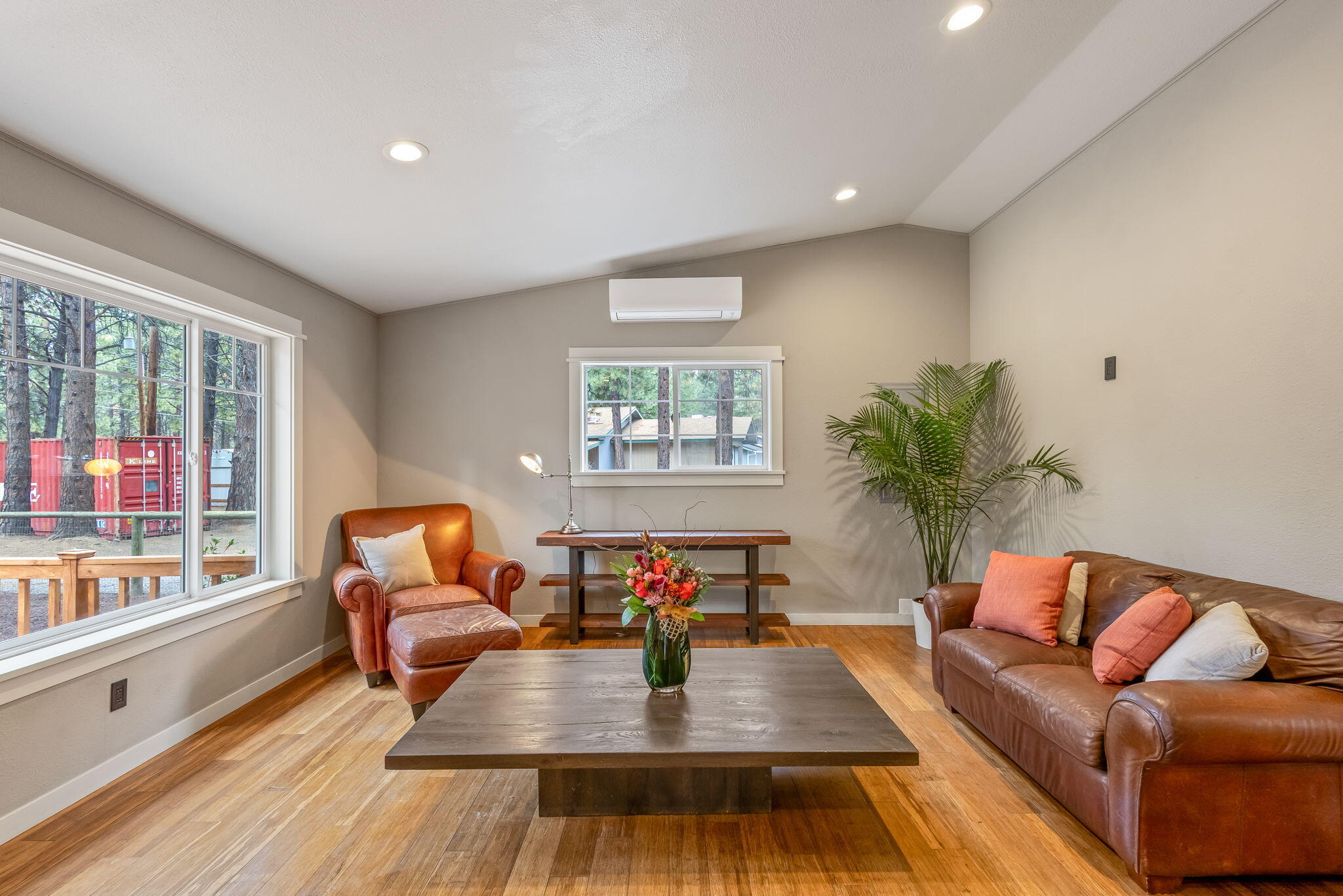 60061 Navajo Road Bend, OR 97702 - Photo 4 of 38 Living Room
