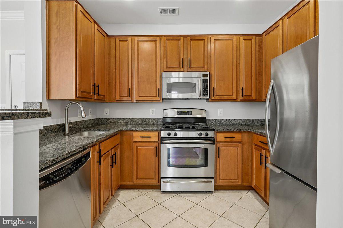 12000 Market Street, Unit 371 Reston, VA 20190 - Photo 3 of 81 Kitchen with stainless steel appliances