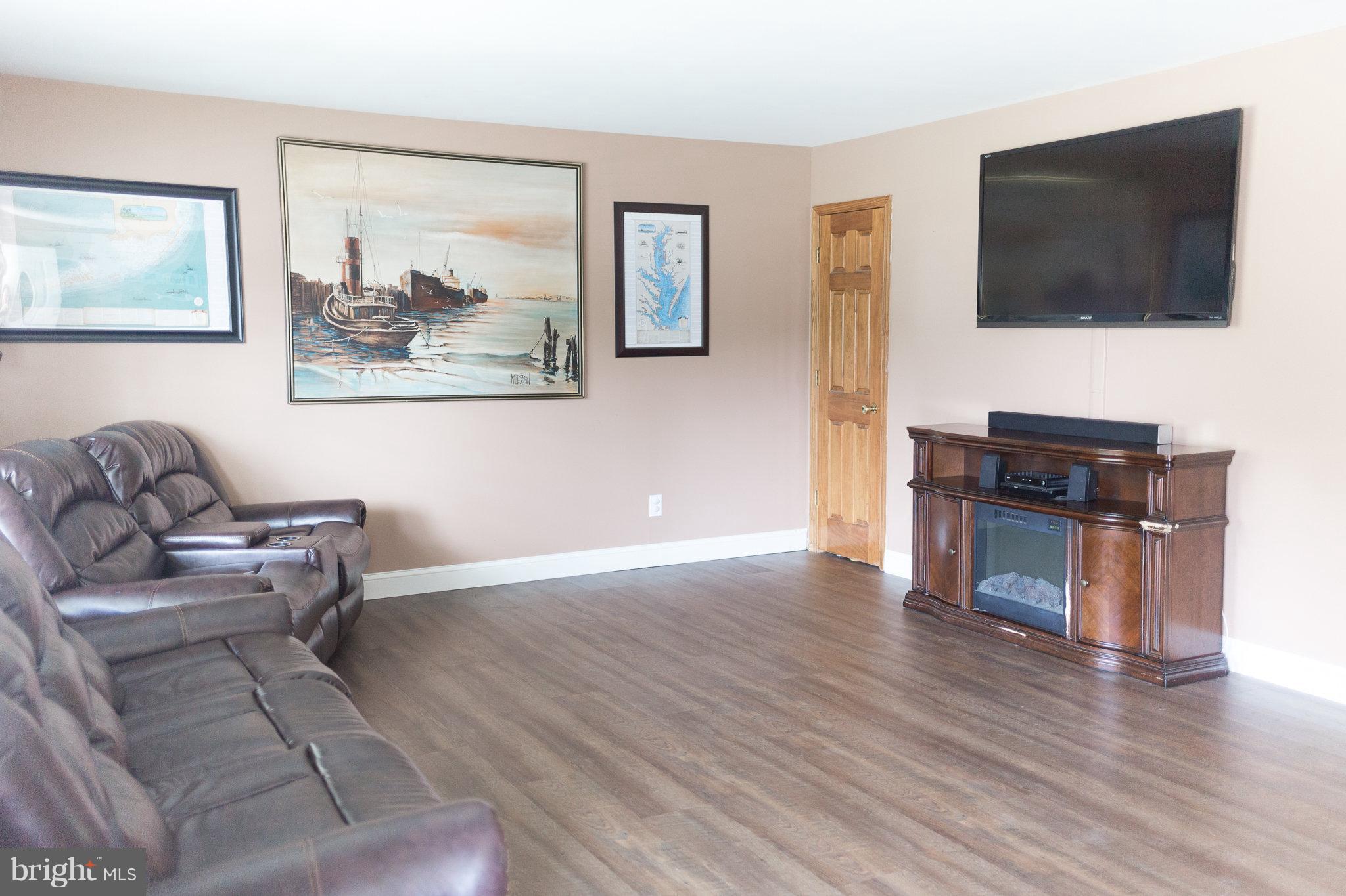 1925 Middleborough Road Baltimore, MD 21221 - Photo 3 of 27 Living Room