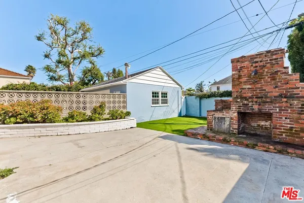 a view of front of house with outdoor space