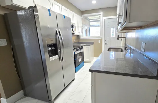 $1,800 | 3051 North Austin Avenue, Unit 2R, Chicago, IL 60634