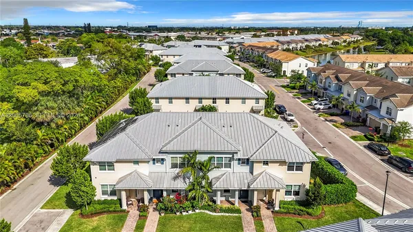$3,550 | 5040 Eucalyptus Drive, Unit 2, Hollywood, FL 33021