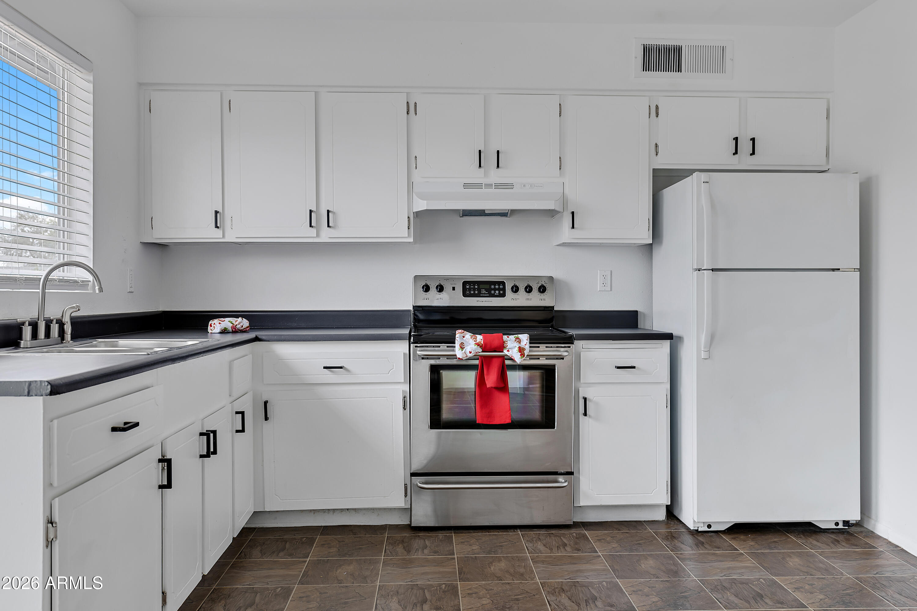 1118 West Tulane Drive Tempe, AZ 85283 - Photo 2 of 18 1T4A5354