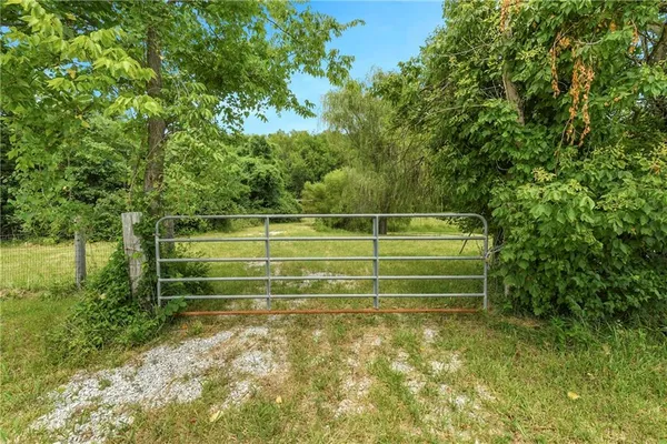 $195,000 | 9215 Valley Garden Drive, Kansas City, MO 64139