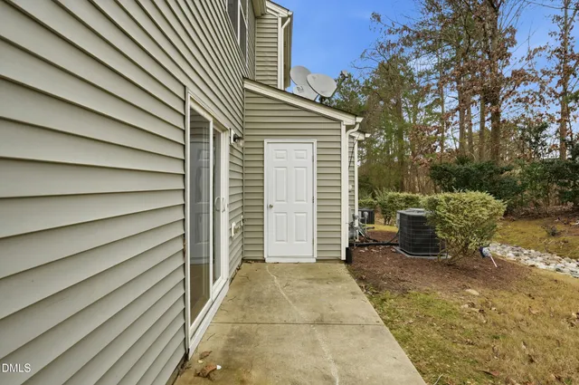 a view of yard with trees