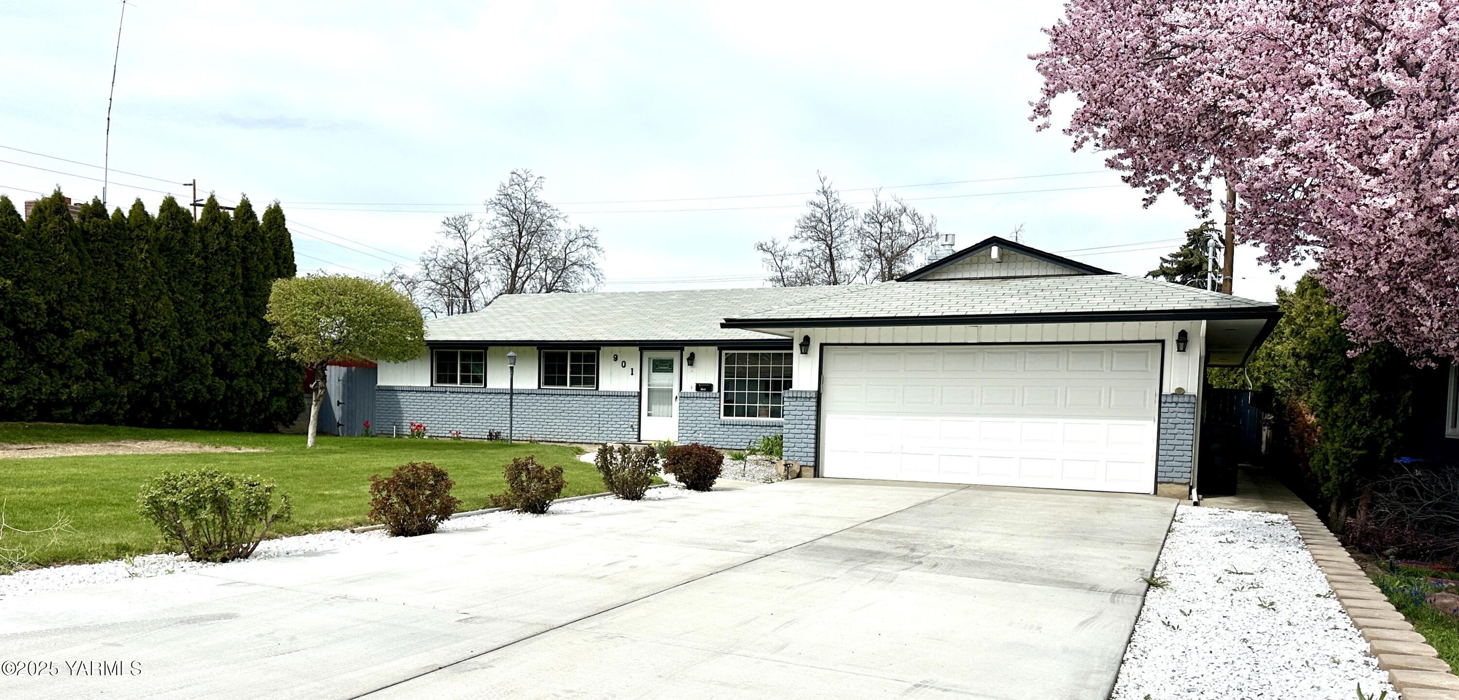 901 West Orchard Avenue Selah, WA 98942 - Photo 1 of 29 Front View
