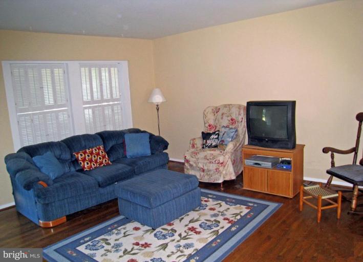 6107 Pinto Place Springfield, VA 22150 - Photo 2 of 10 Living Room