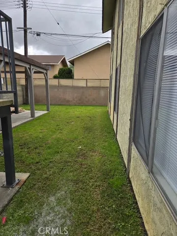 a view of a backyard