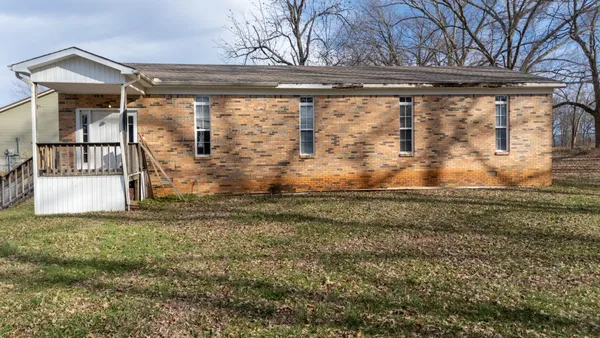 a view of back yard of the house
