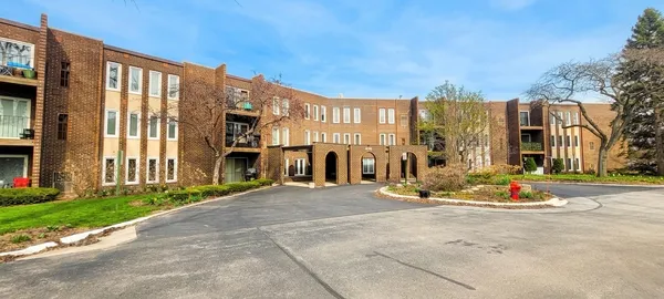 $200,000 | 1430 Sandstone Drive, Unit 201, Wheeling, IL 60090