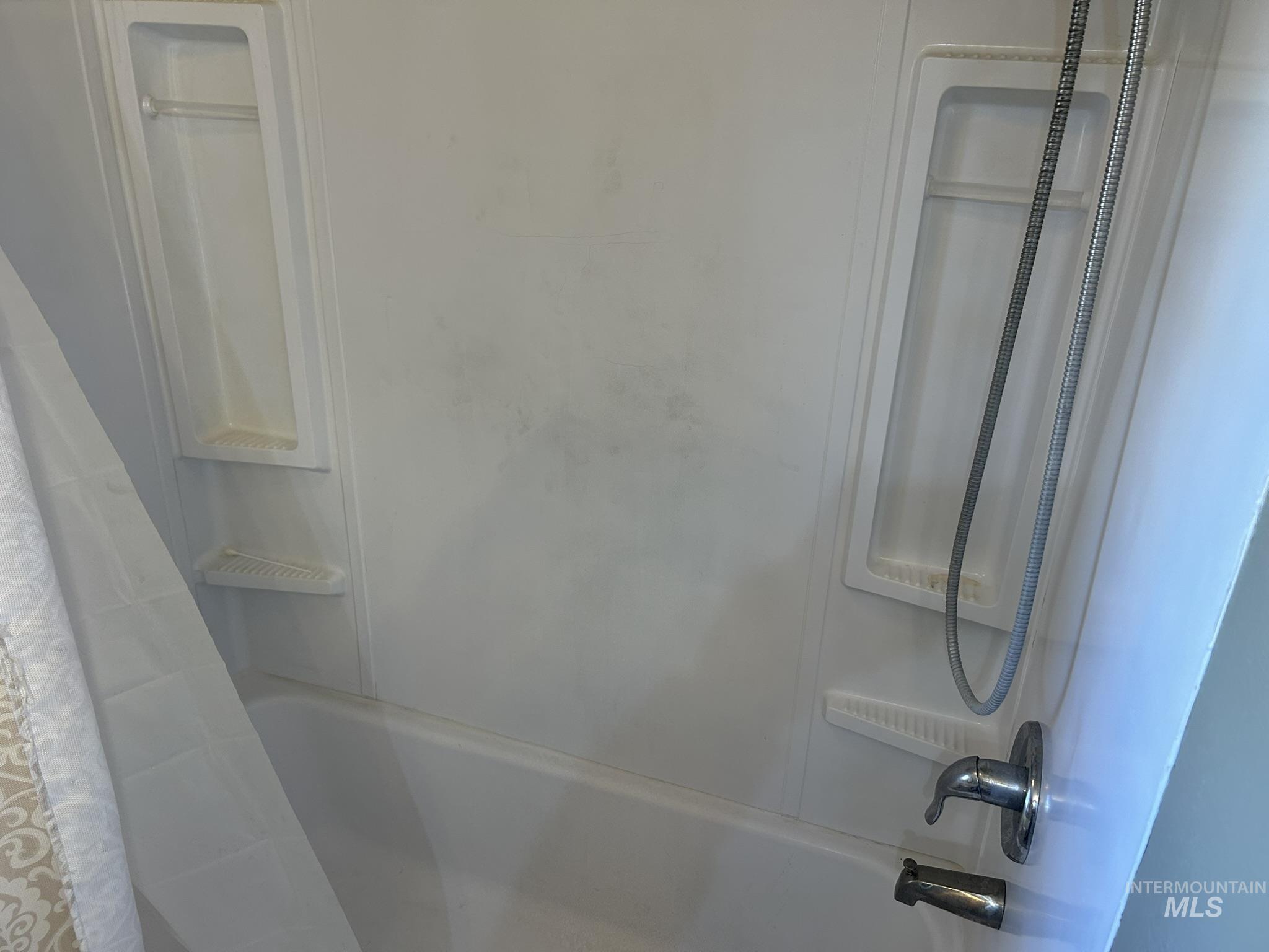 3731 16th Street Lewiston, ID 83501 - Photo 13 of 35 Bathroom with shower / tub combo