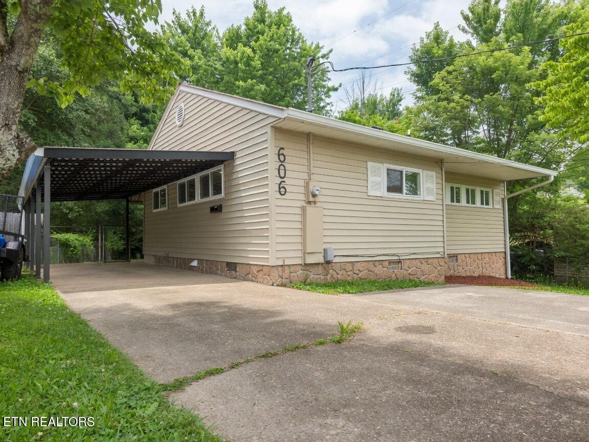 606 West Outer Drive Oak Ridge, TN 37830 - Photo 1 of 32 Exterior Front
