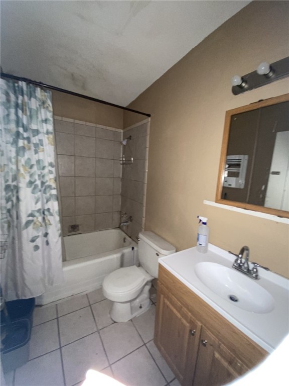 1100 South Cameron Street Alice, TX 78332 - Photo 11 of 18 a bathroom with a sink a toilet and bathtub