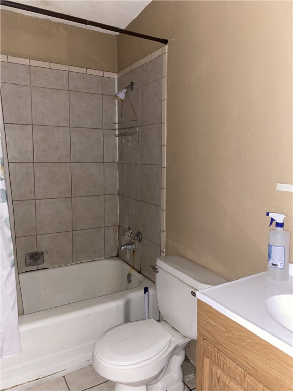 1100 South Cameron Street Alice, TX 78332 - Photo 12 of 18 a bathroom with a sink a toilet and bathtub