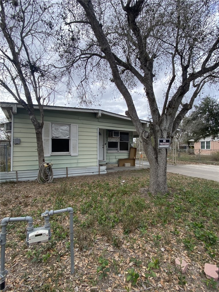 1100 South Cameron Street Alice, TX 78332 - Photo 2 of 18 a backyard of a house with lots of green space