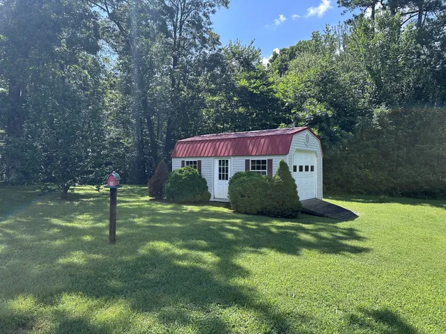 a view of a house with backyard