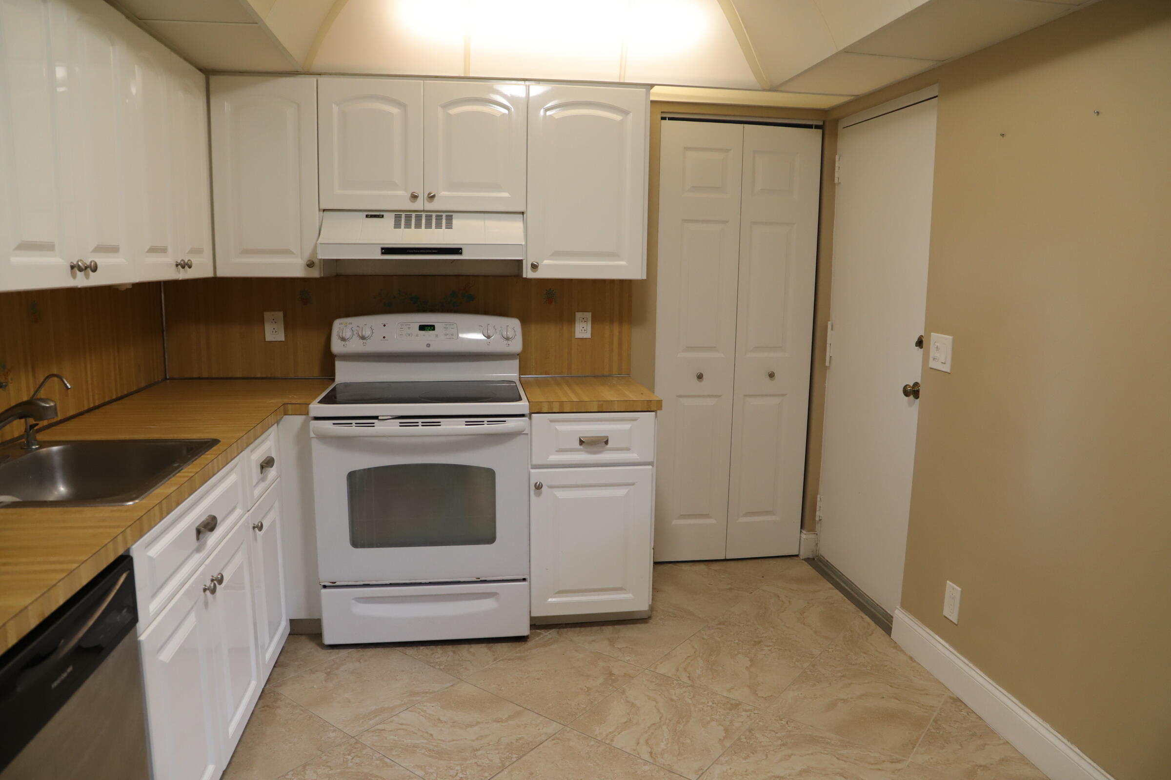 6400 Northwest 2nd Avenue, Unit 423 Boca Raton, FL 33487 - Photo 1 of 19 kitchen