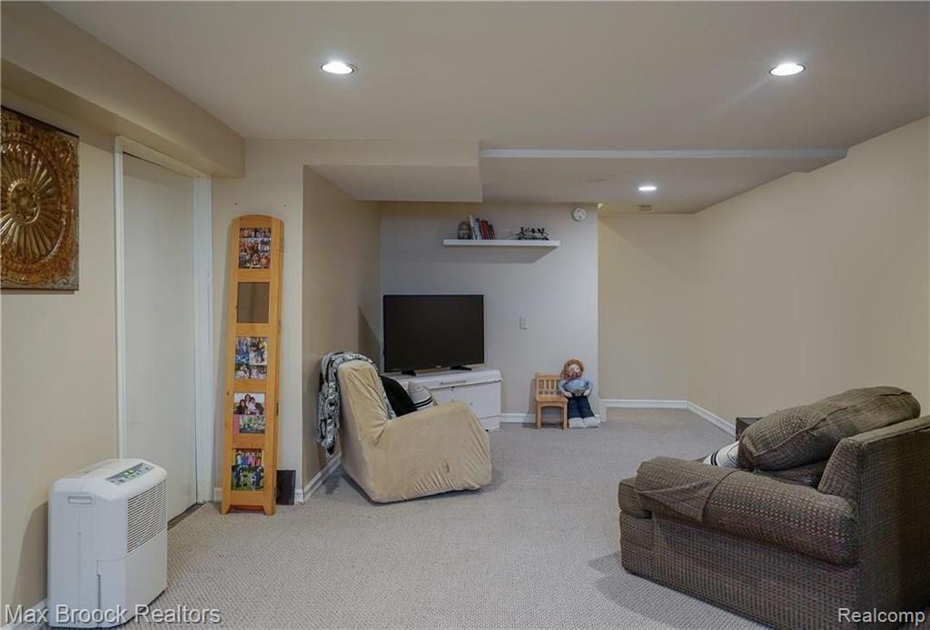 36186 Fredericksburg Road Farmington Hills, MI 48331 - Photo 25 of 38